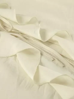 Ensemble deux pièces blanc décontracté pour tous les jours : haut à volants col en V manches longues et pantalon.