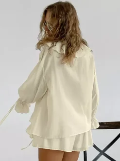 Ensemble deux pièces blanc décontracté pour tous les jours : haut à volants col en V manches longues et pantalon.