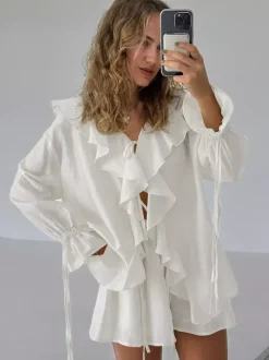 Ensemble deux pièces blanc décontracté pour tous les jours : haut à volants col en V manches longues et pantalon.
