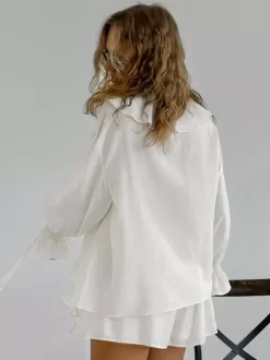 Ensemble deux pièces blanc décontracté pour tous les jours : haut à volants col en V manches longues et pantalon.