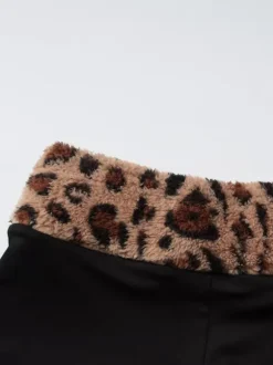 Ensemble deux pièces bordeaux chic imprimé léopard pantalon sans manches à bretelles et col rond.