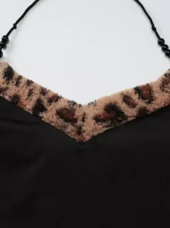 Ensemble deux pièces bordeaux chic imprimé léopard pantalon sans manches à bretelles et col rond.