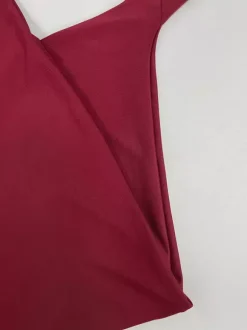 Ensemble deux pièces bordeaux chic décontracté au quotidien : haut sans manches à col bénitier et pantalon.
