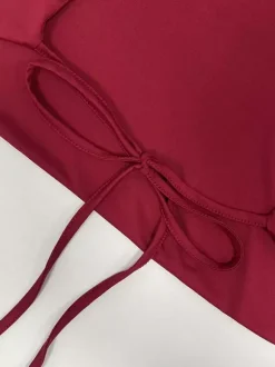 Ensemble deux pièces bordeaux chic décontracté au quotidien : haut sans manches à col bénitier et pantalon.