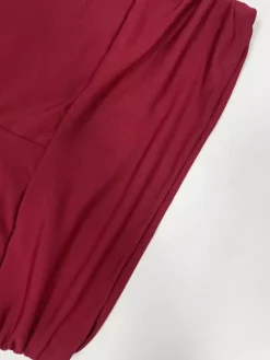 Ensemble deux pièces bordeaux chic décontracté au quotidien : haut sans manches à col bénitier et pantalon.