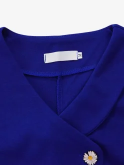 Ensemble deux pièces bordeaux chic décontracté à chaînes composé d'un t-shirt à col en V et d'un pantalon à manches courtes.
