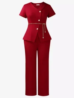 Ensemble deux pièces bordeaux chic décontracté à chaînes composé d'un t-shirt à col en V et d'un pantalon à manches courtes.