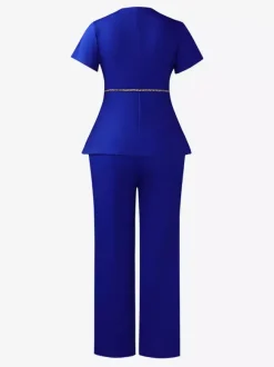 Ensemble deux pièces bordeaux chic décontracté à chaînes composé d'un t-shirt à col en V et d'un pantalon à manches courtes.