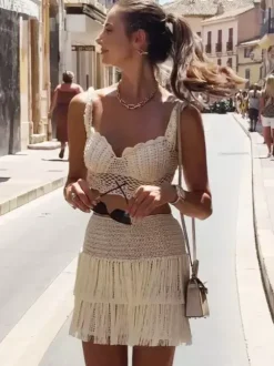 Ensemble deux pièces jupe et haut sans manches à franges style plage chic col trapèze écru et blanc.