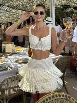 Ensemble deux pièces jupe et haut sans manches à franges style plage chic col trapèze écru et blanc.