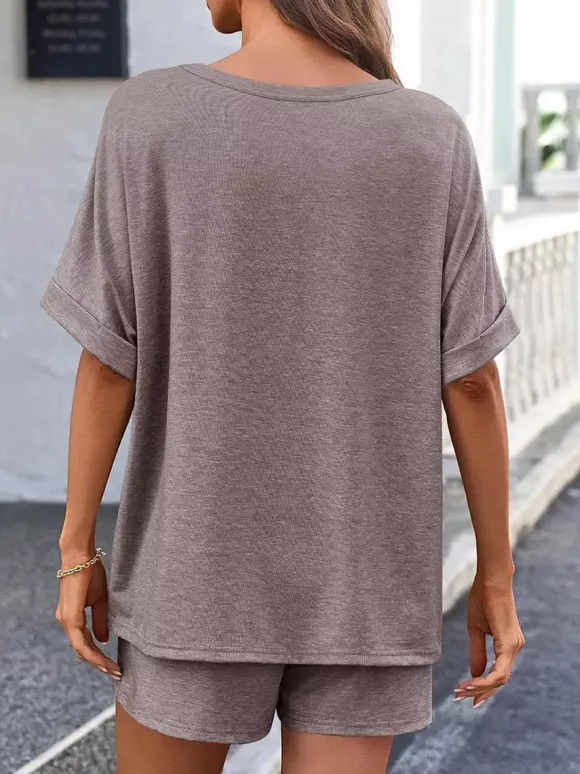 Ensemble deux pièces kaki streetwear : T-shirt à col rond et manches courtes pantalon décontracté.
