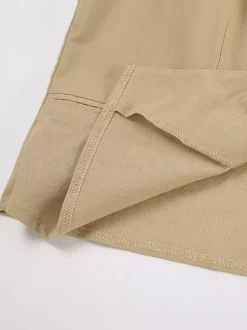 Ensemble deux pièces kaki streetwear : haut sans manches à col V et pantalon.