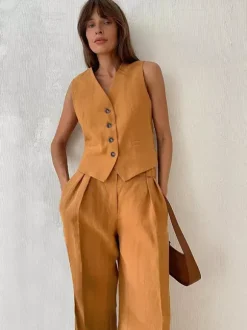 Ensemble deux pièces kaki streetwear : haut sans manches à col V et pantalon.