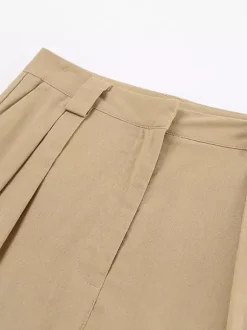 Ensemble deux pièces kaki streetwear : haut sans manches à col V et pantalon.