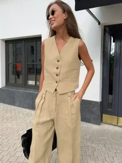 Ensemble deux pièces kaki streetwear : haut sans manches à col V et pantalon.