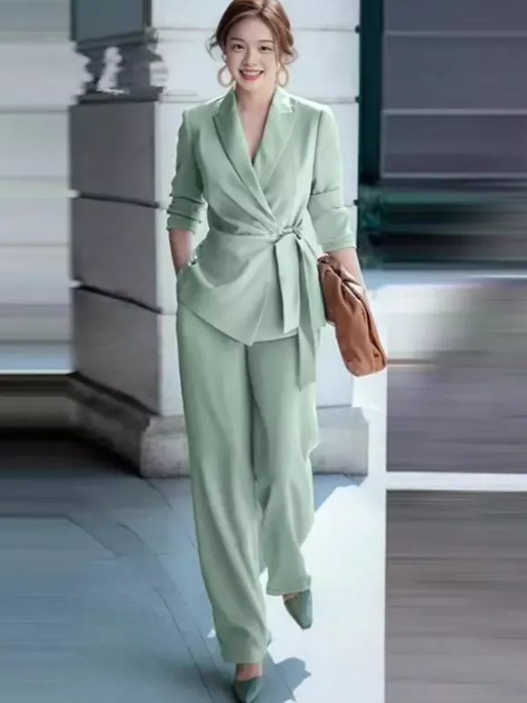 Ensemble deux pièces élégant pour femme : blazer cache-c艙ur tailleur pantalon à jambes larges et coupe ajustée idéal pour le printemps 2026.
