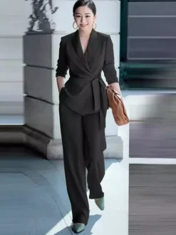 Ensemble deux pièces élégant pour femme : blazer cache-c艙ur tailleur pantalon à jambes larges et coupe ajustée idéal pour le printemps 2026.