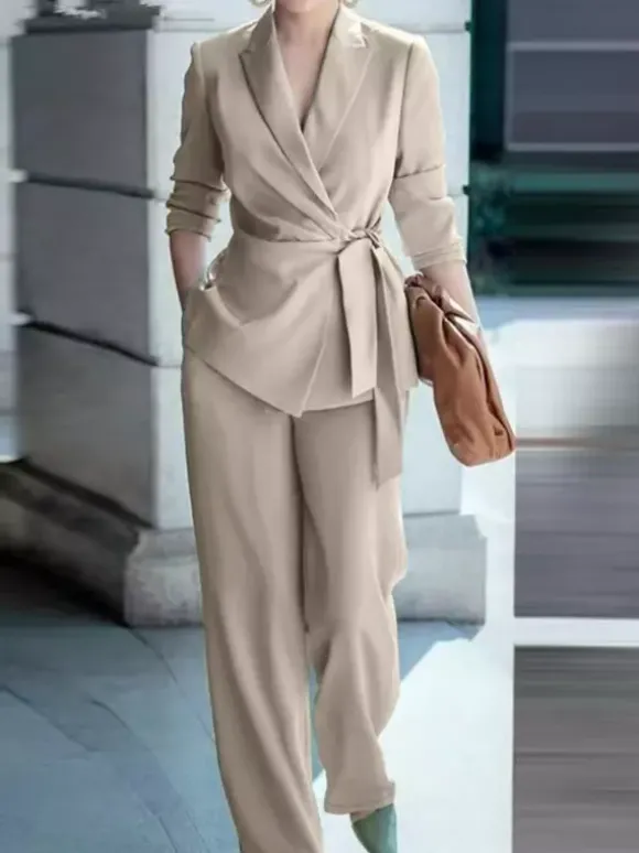 Ensemble deux pièces élégant pour femme : blazer cache-c艙ur tailleur pantalon à jambes larges et coupe ajustée idéal pour le printemps 2026.