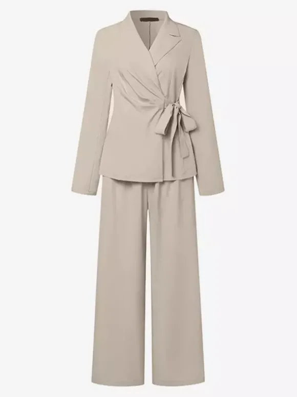 Ensemble deux pièces élégant pour femme : blazer cache-c艙ur tailleur pantalon à jambes larges et coupe ajustée idéal pour le printemps 2026.