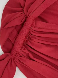 Ensemble deux pièces noir décontracté en dentelle jupe asymétrique plissée sans manches à une épaule.