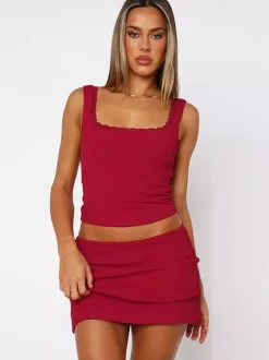 Ensemble deux pièces noir sexy en dentelle jupe sans manches à bretelles en polyester bretelles et col montant.