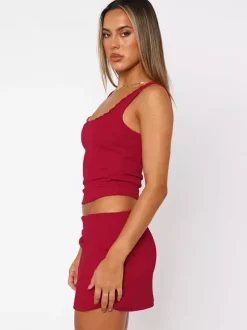 Ensemble deux pièces noir sexy en dentelle jupe sans manches à bretelles en polyester bretelles et col montant.