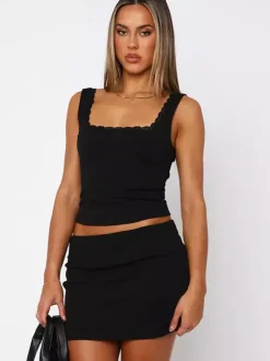 Ensemble deux pièces noir sexy en dentelle jupe sans manches à bretelles en polyester bretelles et col montant.