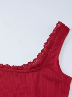 Ensemble deux pièces noir sexy en dentelle jupe sans manches à bretelles en polyester bretelles et col montant.