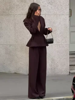 Ensemble deux pièces pour femme : blazer péplum et pantalon large marron foncé idéal pour le bureau ou les affaires.