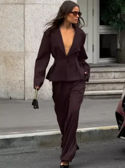 Ensemble deux pièces pour femme : blazer péplum et pantalon large marron foncé idéal pour le bureau ou les affaires.
