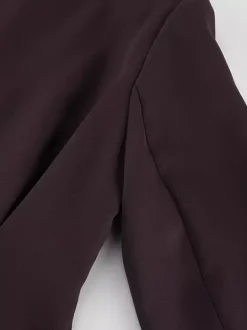 Ensemble deux pièces pour femme : blazer péplum et pantalon large marron foncé idéal pour le bureau ou les affaires.