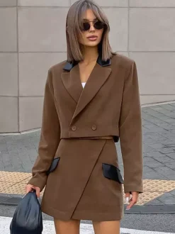 Ensemble deux pièces pour femme : blazer court à col en cuir contrastant et mini-jupe portefeuille