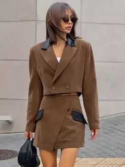 Ensemble deux pièces pour femme : blazer court à col en cuir contrastant et mini-jupe portefeuille