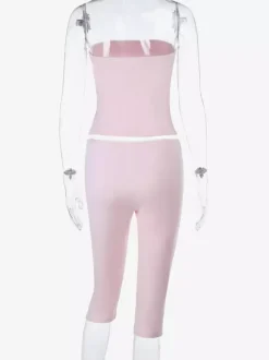 Ensemble deux pièces rose en dentelle : haut bustier sans bretelles legging capri taille haute et bordure en dentelle.