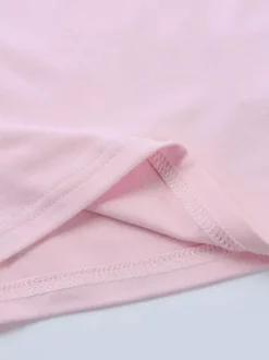 Ensemble deux pièces rose en dentelle : haut bustier sans bretelles legging capri taille haute et bordure en dentelle.