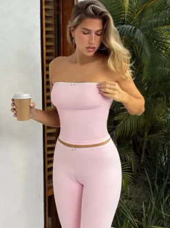 Ensemble deux pièces rose en dentelle : haut bustier sans bretelles legging capri taille haute et bordure en dentelle.