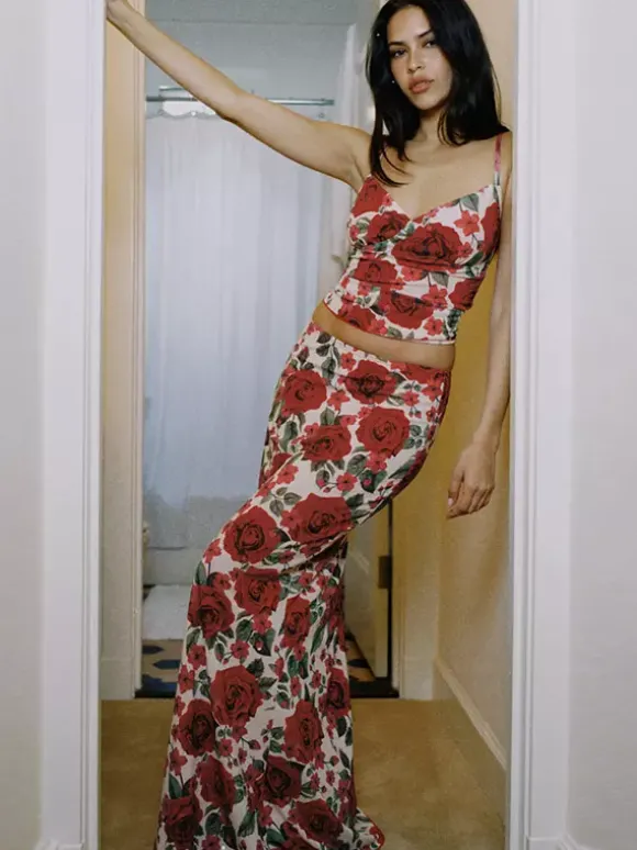 Ensemble deux pièces rouge sexy à imprimé floral tenue de villégiature en polyester à bretelles et col fleuri jupe sans manches.