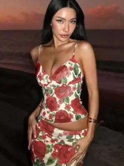 Ensemble deux pièces rouge sexy à imprimé floral tenue de villégiature en polyester à bretelles et col fleuri jupe sans manches.