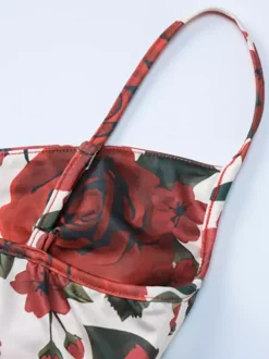 Ensemble deux pièces rouge sexy à imprimé floral tenue de villégiature en polyester à bretelles et col fleuri jupe sans manches.