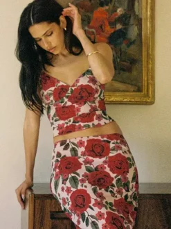 Ensemble deux pièces rouge sexy à imprimé floral tenue de villégiature en polyester à bretelles et col fleuri jupe sans manches.