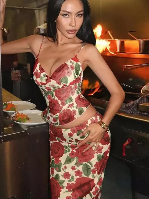 Ensemble deux pièces rouge sexy à imprimé floral tenue de villégiature en polyester à bretelles et col fleuri jupe sans manches.
