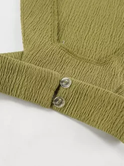 Ensemble deux pièces vert : haut sans manches dos nu et pantalon.