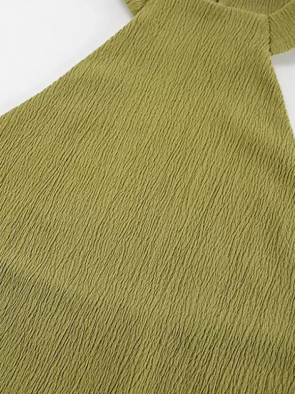 Ensemble deux pièces vert : haut sans manches dos nu et pantalon.