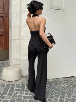 Ensemble deux pièces vert : haut sans manches dos nu et pantalon.
