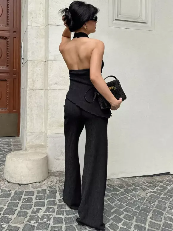 Ensemble deux pièces vert : haut sans manches dos nu et pantalon.