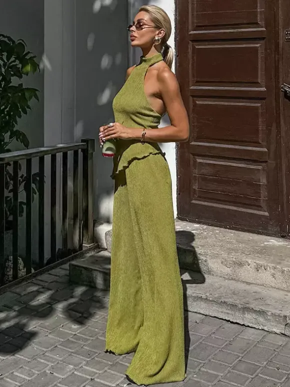 Ensemble deux pièces vert : haut sans manches dos nu et pantalon.