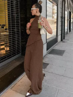 Ensemble deux pièces vert : haut sans manches dos nu et pantalon.