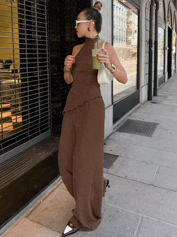 Ensemble deux pièces vert : haut sans manches dos nu et pantalon.