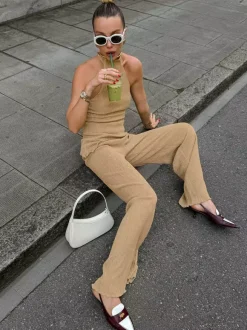 Ensemble deux pièces vert : haut sans manches dos nu et pantalon.