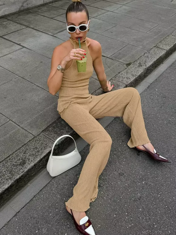 Ensemble deux pièces vert : haut sans manches dos nu et pantalon.
